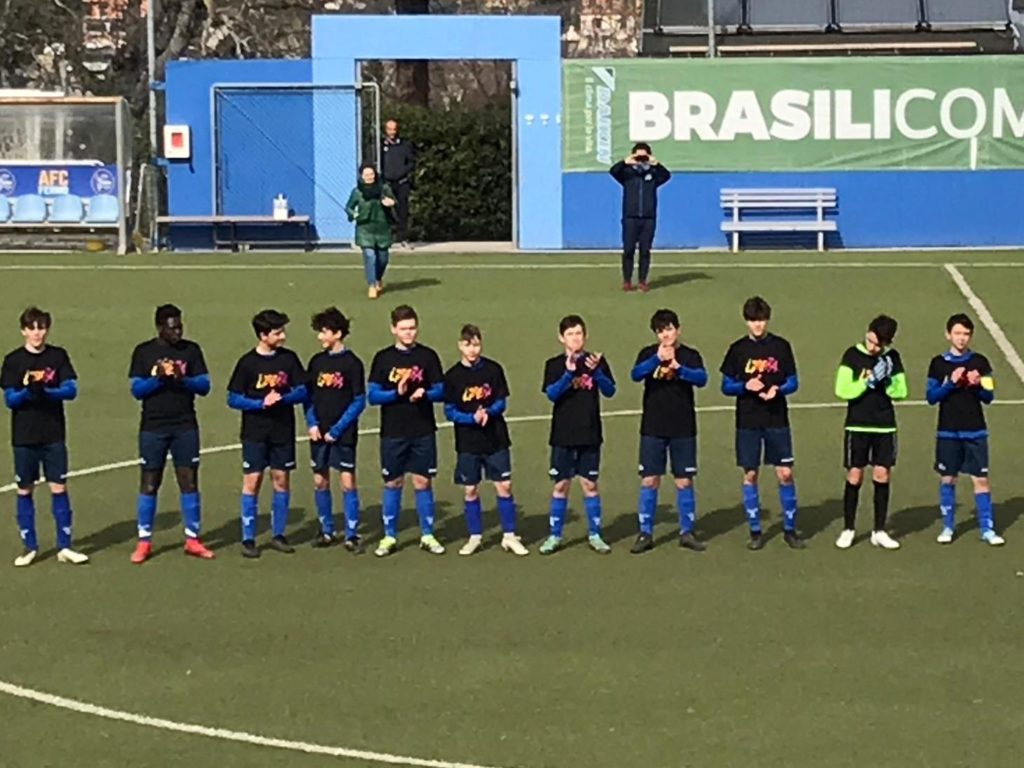 I giovanissimi della AFC Fermo con la maglia di Libera